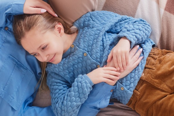 Mutter hat Hand auf Bauch der Tochter