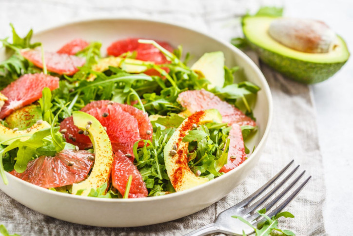 Detox-Salat mit Avocado und Grapefruit auf einem Teller