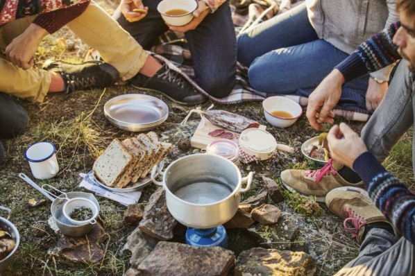 Mahlzeit zubereiten beim Campen.