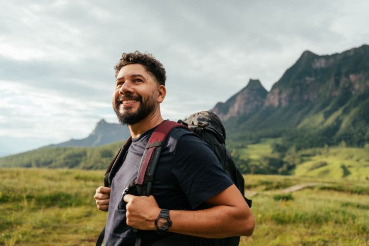 Lächelnder Wanderer beim Aktivurlaub