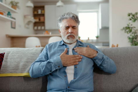 Ein älterer Mann leidet unter dem Holiday-Heart-Syndrom