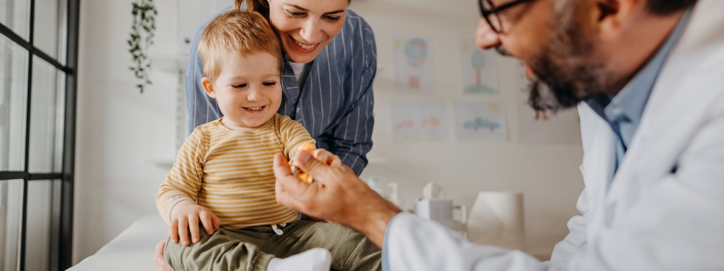 Kleinkind mit seiner Mutter beim Kinderarzt