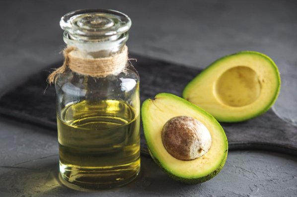 Avocadoöl und eine aufgeschnittene Avocado