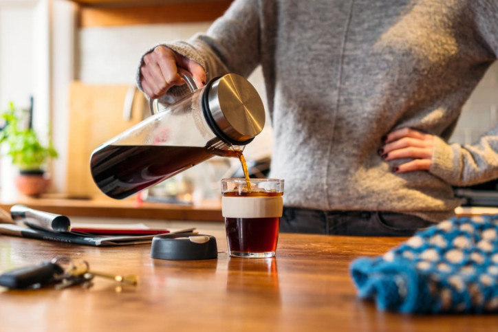 Eine Tasse Kaffeeersatz wird eingegossen