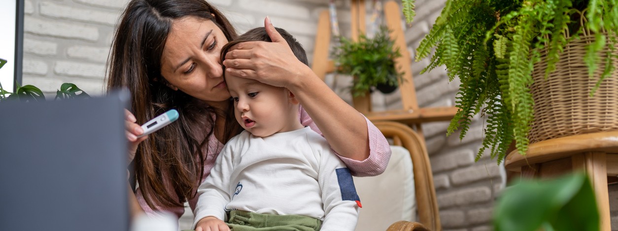 Ein Vater spielt mit seinem Baby mit KiSS-Syndrom.