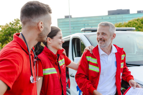 Drei Sanitäter-Kollegen freuen sich über die neue Rettungswache