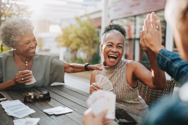 Eine Gruppe älterer Frauen freut sich über ein niedriges biologisches Alter