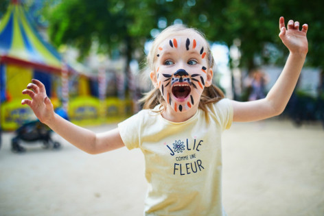 Ein kleines Mädchen hat Spaß auf dem Sommerfest auf Schloss Hoym
