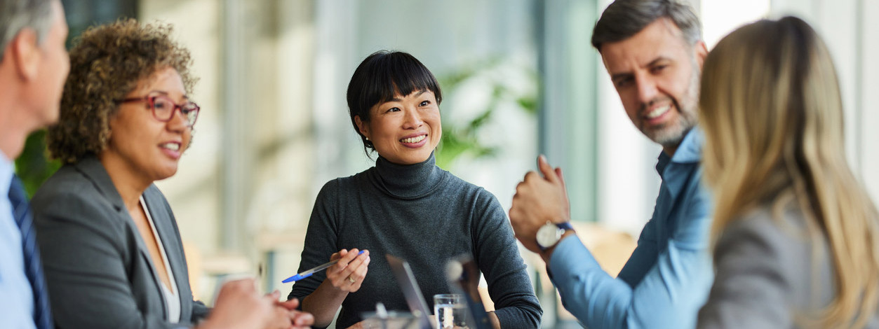 Eine Patientin lässt sich ihre Untersuchungsergebnisse von einen Optiker erklären