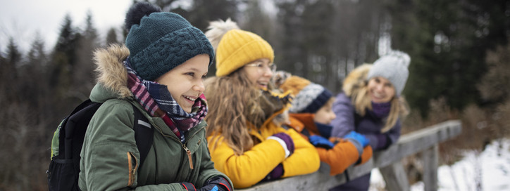 Kinder freuen sich über die Aktion "ferien for free" und schauen sie kostenfrei Ferienevents an.