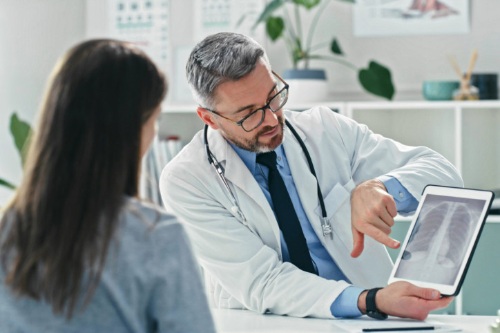 Ein Arzt erklärt einer Patientin den Aufbau der Lunge