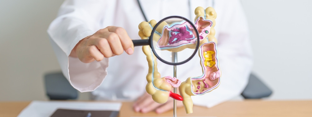 Eine Seniorin lässt sich zahnärztlich behandeln