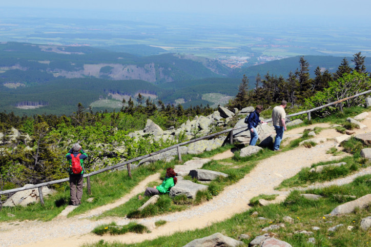 Wanderer auf Hohenwanderweg am Brocken