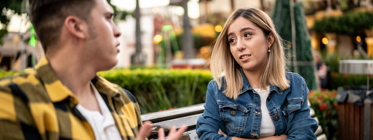 Junges Paar streitet sich im Freien