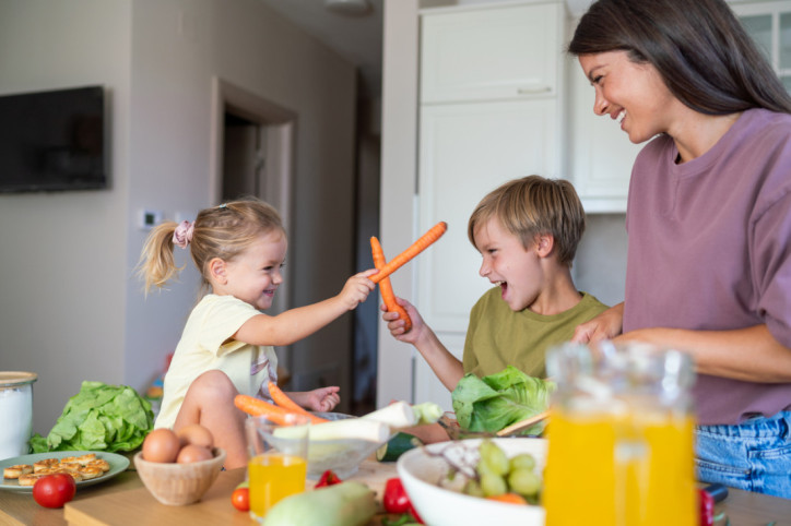 Eine Mutter und ihre Kinder stärken ihr Immunsystem mit gesunder Ernährung