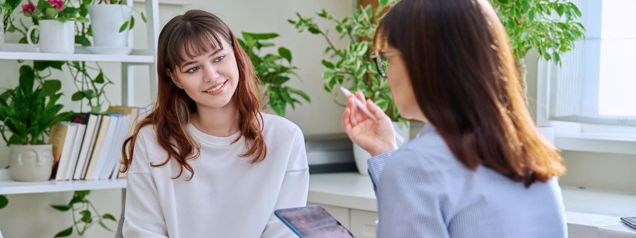 Psychologin berät eine lächelnde Patientin