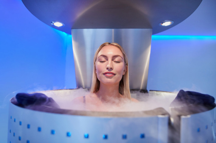 Eine Frau wird mit einer Ganzkörper-Kryotherapie behandelt