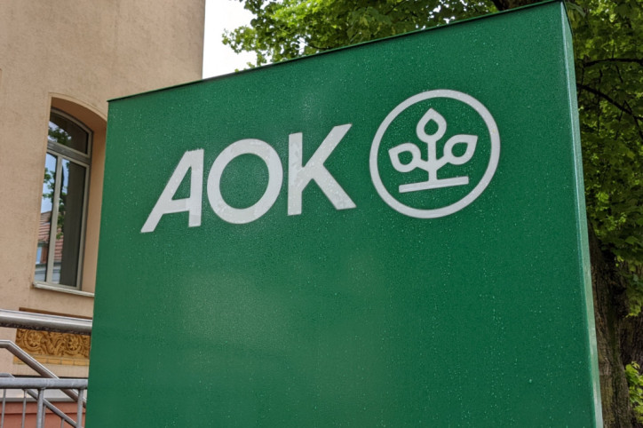 Schild mit AOK-Logo vor einem Kundencenter