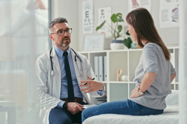 Arzt im Gespräch mit Patientin