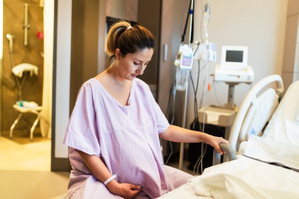 Schwangere Frau im Krankenzimmer kurz vor der Entbindung.