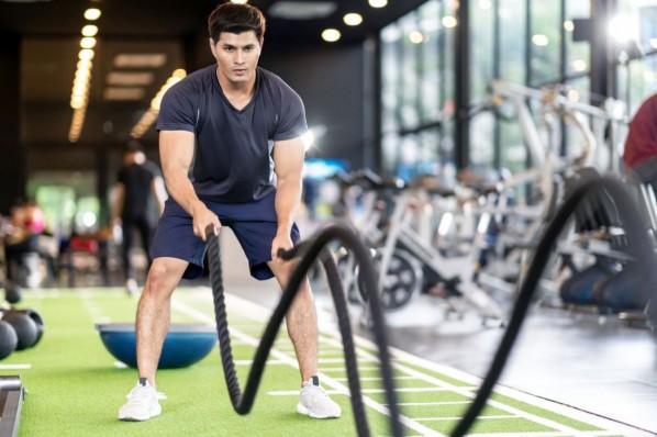 Sportler beim Training im Fitnessstudio