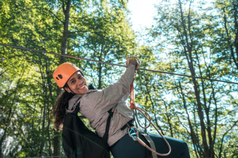 Eine Frau probiert eine Zipline aus