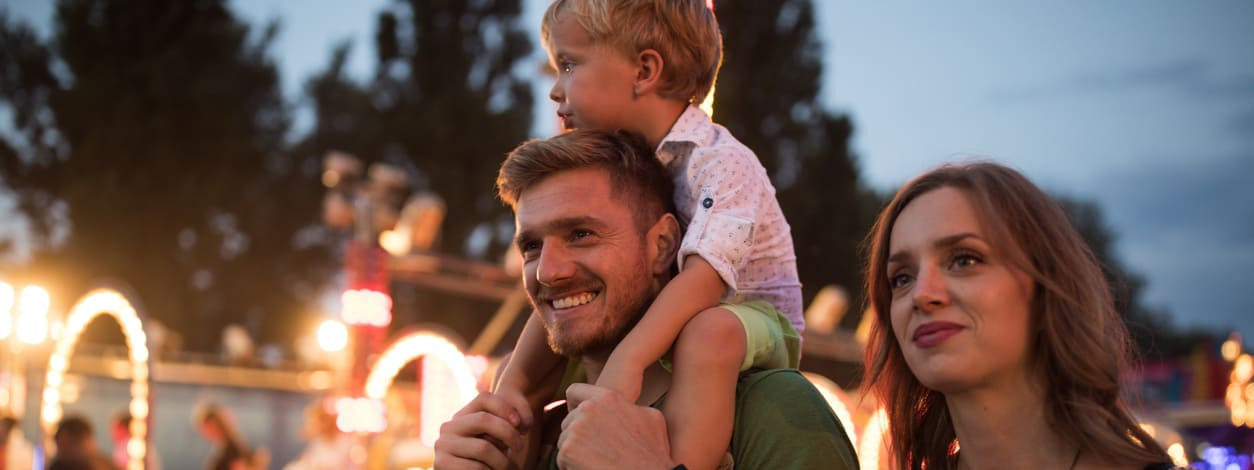 Familie erkundet Stadtfest in Halberstadt