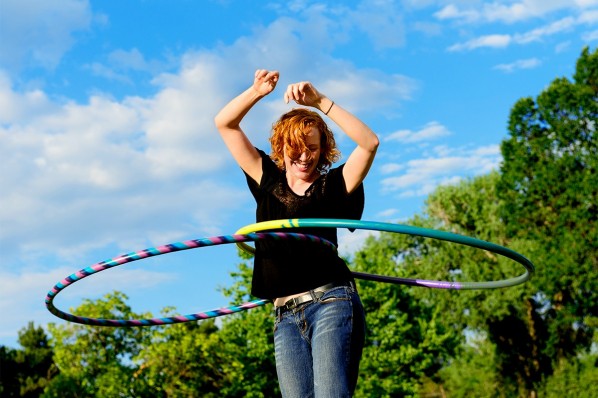 Eine Frau macht Hula-Hoop im Park