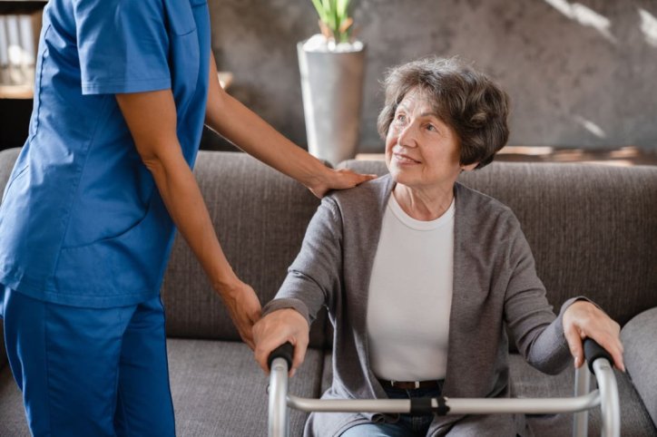 Eine an Parkinson erkrankte Seniorin nutzt Hilfsmittel