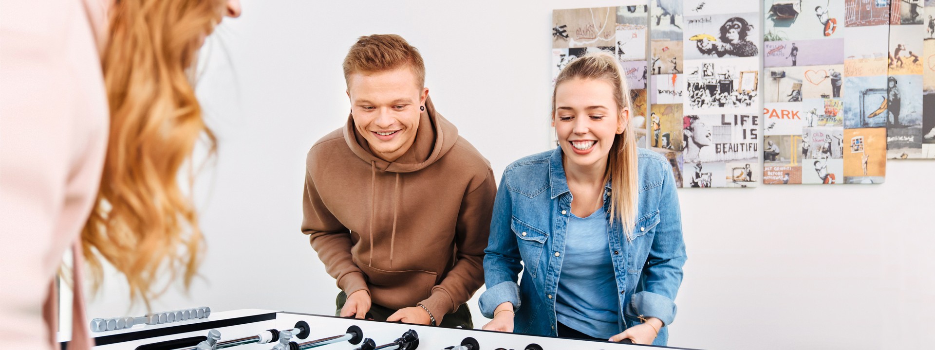 Die Auszubildenden Leon und Josephin spielen gemeinsam gegen Alina Tischkicker.