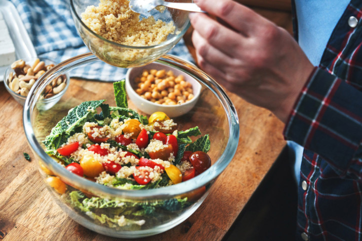 Ein veganer Couscous-Gemüse-Salat wird zubereitet