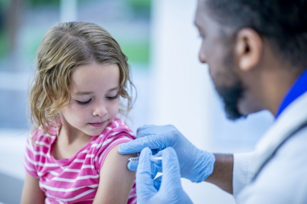 Ein Kleinkind wird vom Kinderarzt geimpft