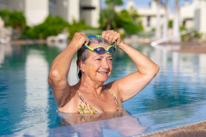 Eine Seniorin macht Schwimmsport bei Hitze.