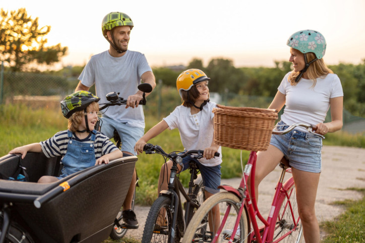 Eine Familie nimmt am Salzlandradeltag teil
