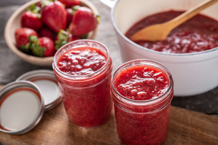 Frisch hergestellte Marmelade wird in Gläsern eingekocht.