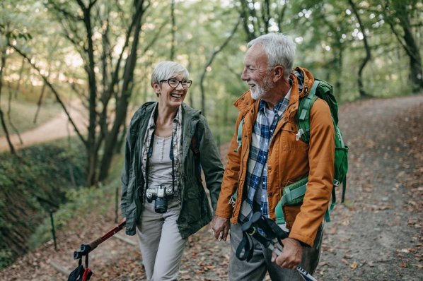 Ein älteres Paar beim wandern