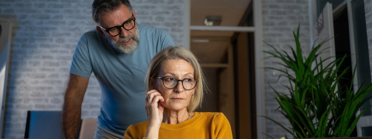 Eine Mann übt psychische Gewalt gegen seine Frau aus