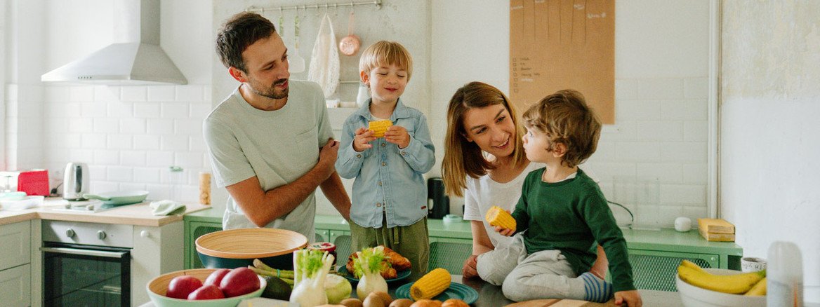 Eine Familie kocht gemeinsam ein vegetarisches Gericht