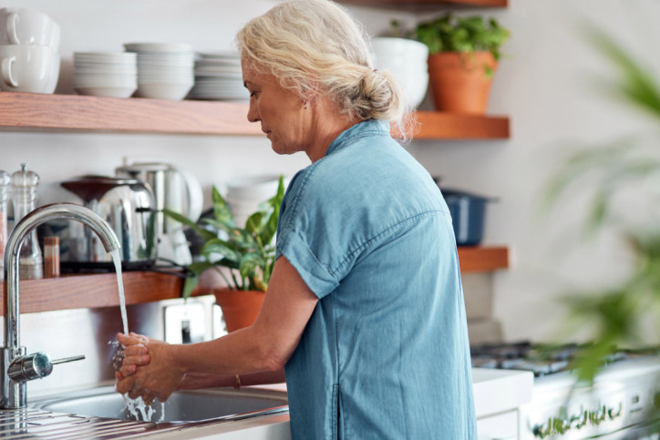 Eine Frau setzt bei der Handhygiene auf gründliches Händewaschen
