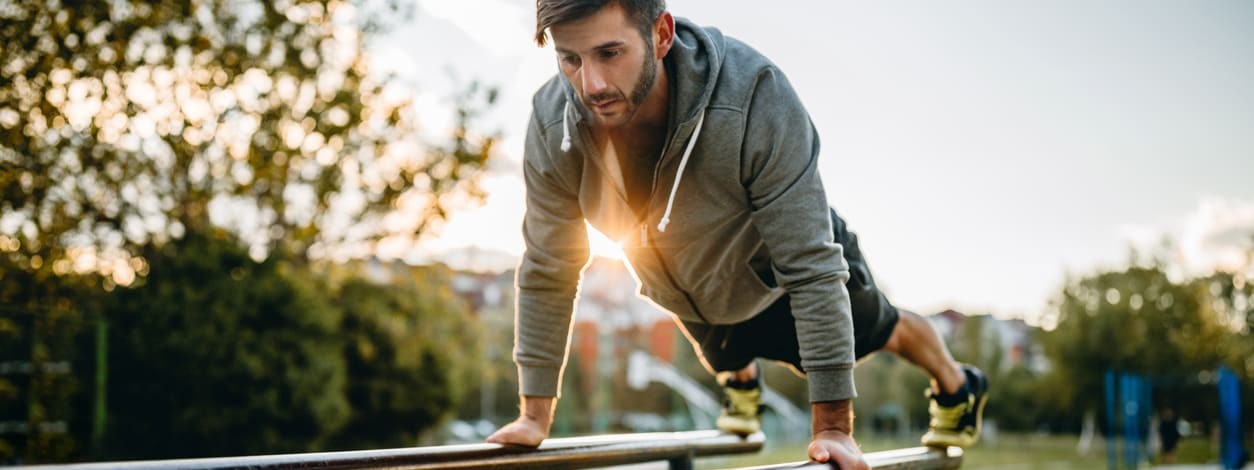 Ein Mann übt Krafttraining draußen aus