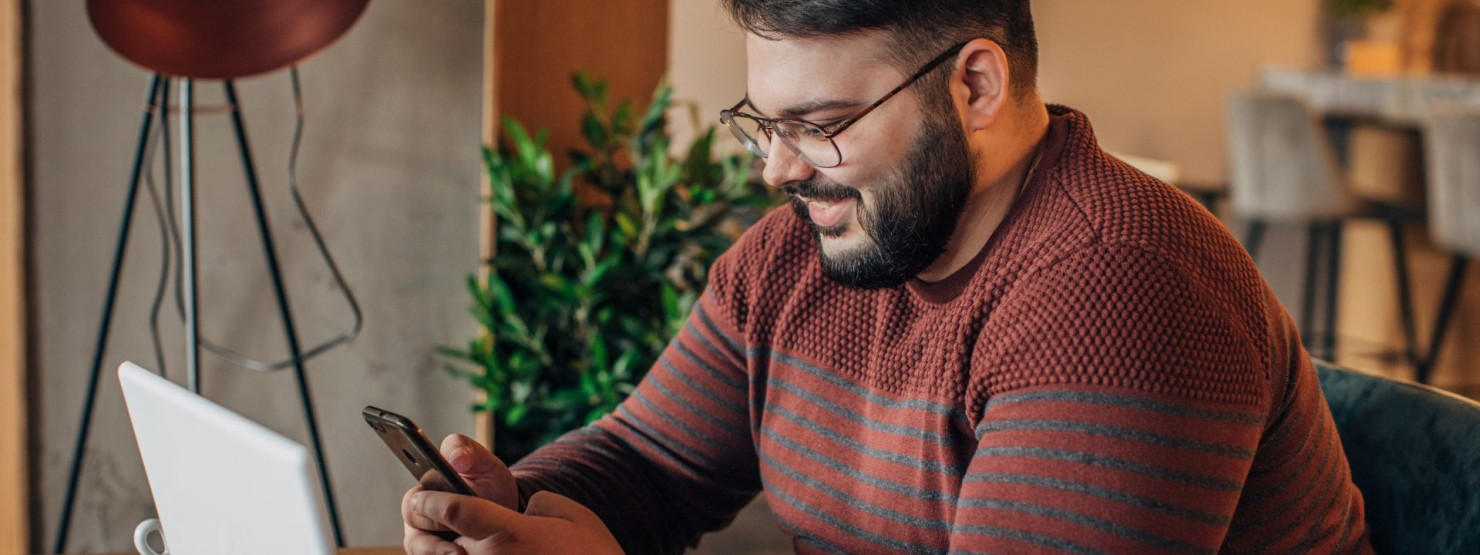 Ein Mann mit Adipositas nimmt den AOK Online-Coach in Anspruch.