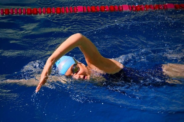 Schwimmerin beim Kraulen im Schwimmbad