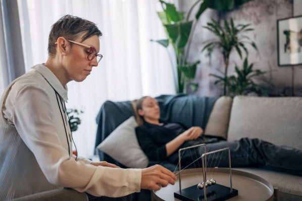 Eine Hypnosetherapeutin leitet die Hypnose bei einer Patientin ein