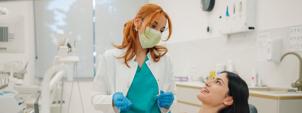 Junge Zahnärztin behandelt Patientin