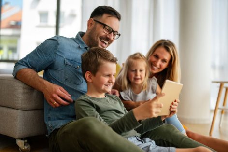 Eine Familie freut sich über den stabilen Beitragssatz