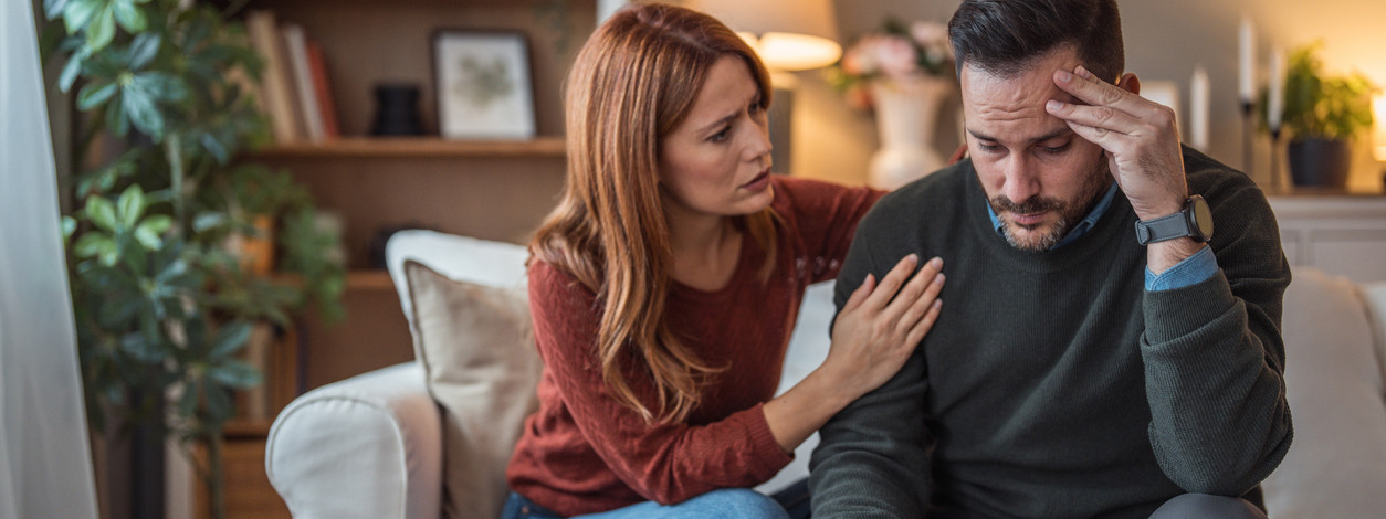 Eine Frau tröstet ihren depressiven Partner