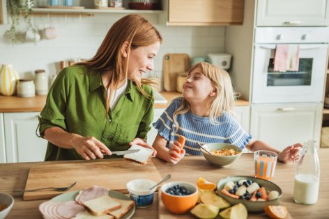 Eine Mutter und ihre kleine Tochter probieren Clean Eating aus