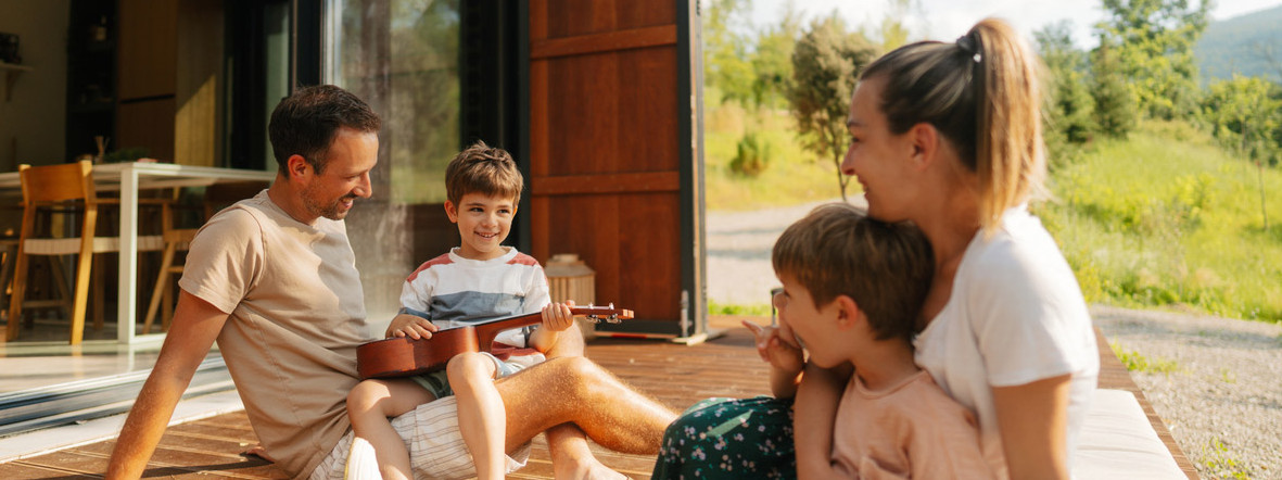 Familie entspannt gemeinsam draußen im Grünen – gesunde Auszeit mit der AOK Sachsen-Anhalt