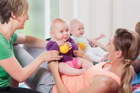 Mütter und ihre Babys nehmen an einer Krabbelgruppe teil