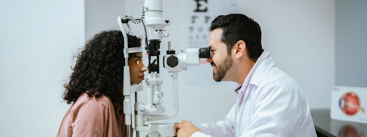 Neuer Augenarzt behandelt Patientin